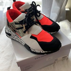 Like NEW Steve Madden lace up sneakers